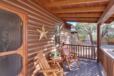 Cozy Show Low Cabin W/ Backyard ~ 3 Mi To Lake!