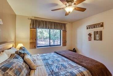 Cozy Show Low Cabin W/ Backyard ~ 3 Mi To Lake!