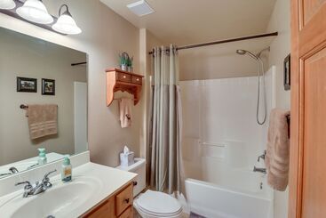 Cozy Show Low Cabin W/ Backyard ~ 3 Mi To Lake!