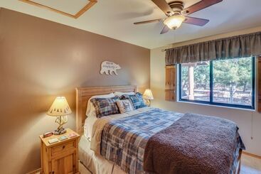 Cozy Show Low Cabin W/ Backyard ~ 3 Mi To Lake!