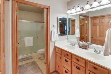 Cozy Show Low Cabin W/ Backyard ~ 3 Mi To Lake!