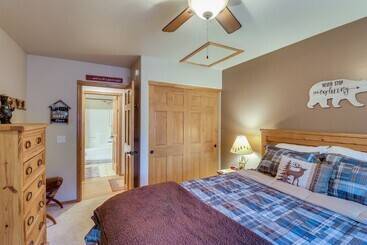 Cozy Show Low Cabin W/ Backyard ~ 3 Mi To Lake!