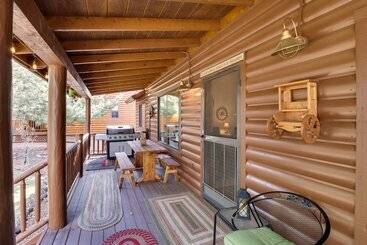 Cozy Show Low Cabin W/ Backyard ~ 3 Mi To Lake!