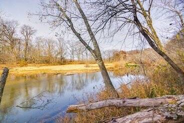 茅舍 Cozy Steelville Retreat: River + Trail Access!