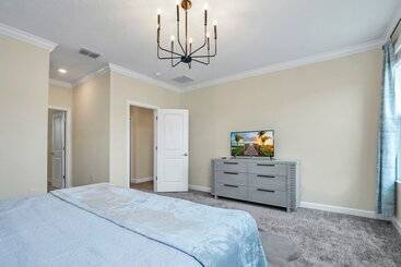 Fantasia @ Storey Lake By Shine Villas #408