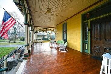 Сельский дом Historic Chambersburg Home W/ Pool + Game Rooms!