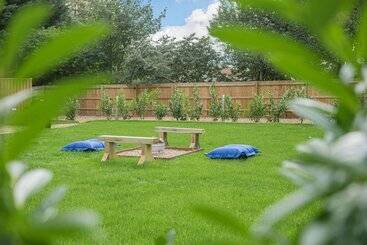 هتل City To Country Retreat Luxury Lodge With Hot Tub