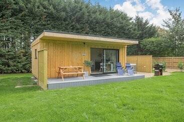هتل City To Country Retreat Luxury Lodge With Hot Tub