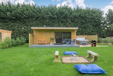 هتل City To Country Retreat Luxury Lodge With Hot Tub