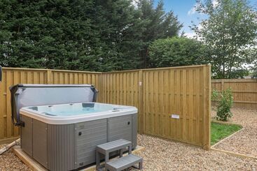 هتل City To Country Retreat Luxury Lodge With Hot Tub