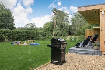 هتل City To Country Retreat Luxury Lodge With Hot Tub