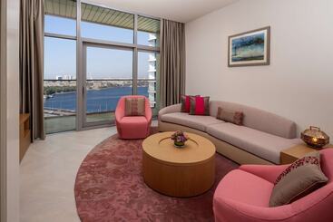 Hilton Dubai Creek Hotel & Residences