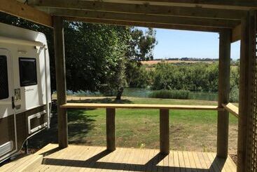 هتل Longford Riverside Caravan Park