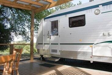 هتل Longford Riverside Caravan Park