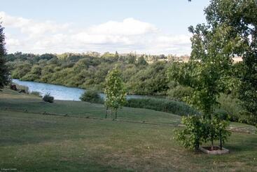 هتل Longford Riverside Caravan Park