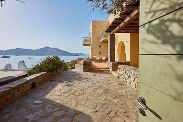 هتل Ochre Dream Beach & Sunset Villa Naousa