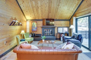 Inviting Sunriver Cabin W/ Resort Amenities!