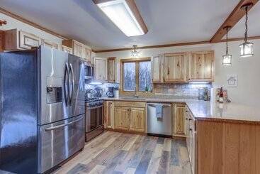 Lovely Interlaken Home W/ Fire Pit & Yard!