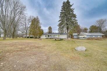 Menominee Waterfront Home W/ Private Beach Access!