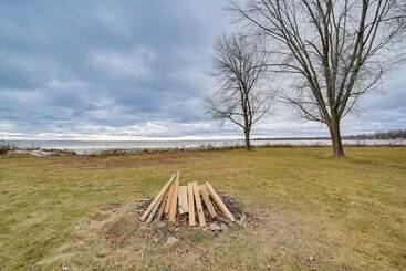 Menominee Waterfront Home W/ Private Beach Access!
