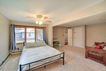Menominee Waterfront Home W/ Private Beach Access!