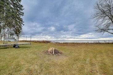 Menominee Waterfront Home W/ Private Beach Access!