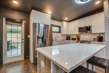 Modern Atlanta Retreat: Private Hot Tub & Yard!