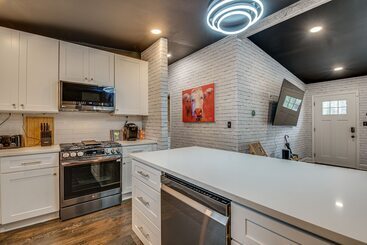 Modern Atlanta Retreat: Private Hot Tub & Yard!