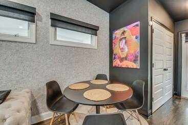 Modern Atlanta Retreat: Private Hot Tub & Yard!