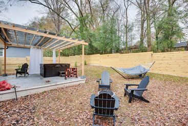 Modern Atlanta Retreat: Private Hot Tub & Yard!