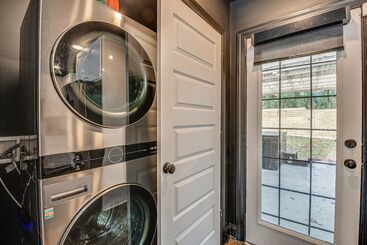 Modern Atlanta Retreat: Private Hot Tub & Yard!