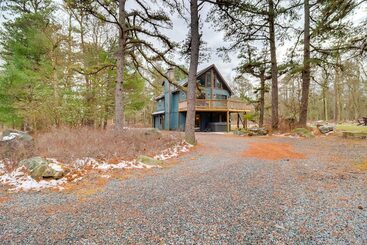 Pennsylvania Escape W/ Hot Tub, Deck, & Fire Pit!