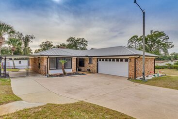 Pensacola Home W/ Screened Porch: 10 Mi To Beach!