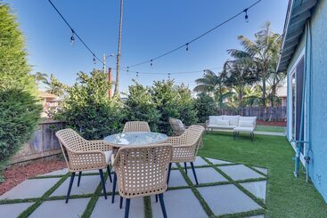 Pet Friendly Oceanside Gem W/ Patio, Walk To Beach