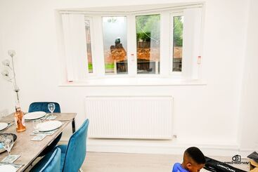 اقامتگاه Cosy Home With Private Parking