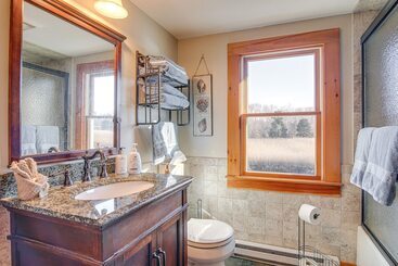 Riverfront Kingston Cottage W/ Deck, 2 Mi To Beach