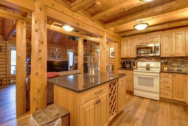 コテージ Secluded Cresco Log Cabin W/ Fire Pit!