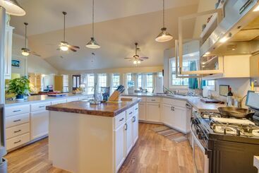 Spacious Grand Lake Lodge: Dock, Views & Grill!