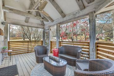 Stylish Marietta Home W/ Deck   Near Truist Park!
