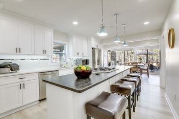 Stylish Marietta Home W/ Deck   Near Truist Park!