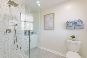 Stylish Marietta Home W/ Deck   Near Truist Park!