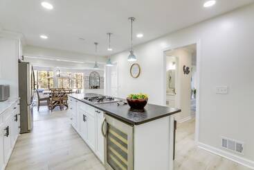 Stylish Marietta Home W/ Deck   Near Truist Park!