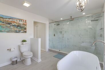 Stylish Marietta Home W/ Deck   Near Truist Park!