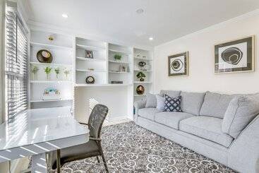 Stylish Marietta Home W/ Deck   Near Truist Park!