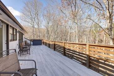 Stylish Marietta Home W/ Deck   Near Truist Park!