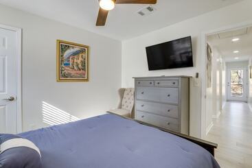 Stylish Marietta Home W/ Deck   Near Truist Park!