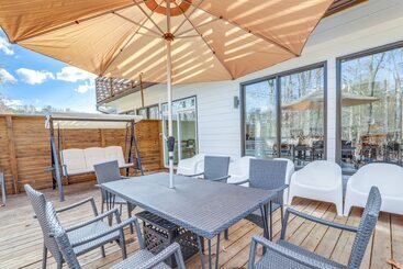 Stylish Marietta Home W/ Deck   Near Truist Park!