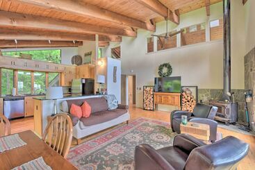 별장 Cabin W/ Balcony & Mtn Views Near Sky Valley!