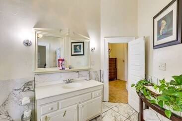 Central Albany Home With Covered Porch & Patio!