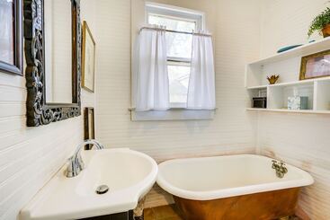 Central Albany Home With Covered Porch & Patio!